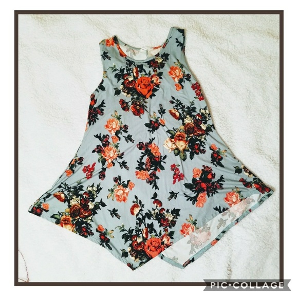 Tops - Beautiful Mint Colored Floral Large Tunic